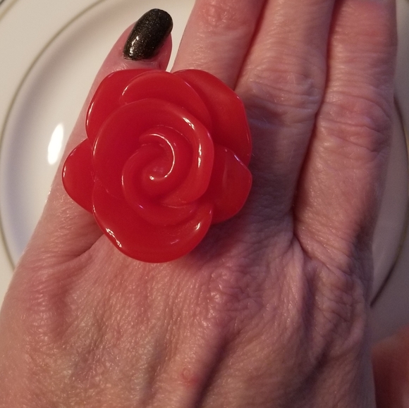 Extremely unique Rose Ring Beauty & Beast Disney - Picture 7 of 7